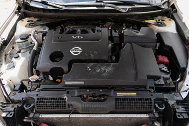 Novosibirsk / Rusya 22 Mayıs 2020: Nissan Teana, temiz bir motor bloğunu kapatın. İçten yanmalı motor, araba parçaları, ayrıştırma