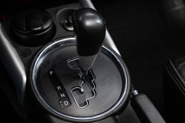 Novosibirsk / Rusya 31 Mart 2020: Mitsubishi ASX, Vites değişimi. Arabanın otomatik vites kutusu, arabanın içi.