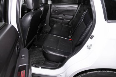 Novosibirsk / Rusya 31 Mart 2020: Mitsubishi ASX, Yardım aracı içeride. Arabanın içi temiz: siyah arka koltuklar, başlıklar ve kemer. 