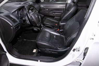 Novosibirsk / Rusya 31 Mart 2020: Mitsubishi ASX, Prestige araba içi gösterge paneli, direksiyon, hız göstergesi ve taktik ölçer. Siyah deri iç döşeme 