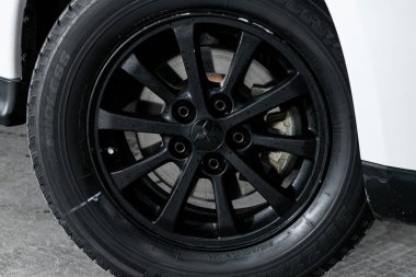 Novosibirsk / Rusya 31 Mart 2020: Mitsubishi ASX, Gri arabanın tekerleği - kapanıyor