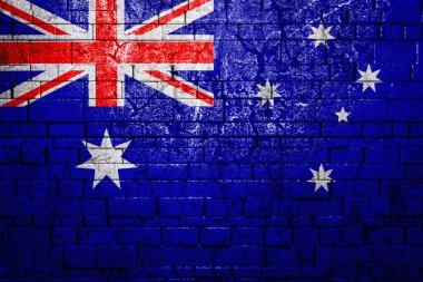 Avustralya 'nın ulusal bayrağı tuğla duvar arkasında. Ulusal gurur kavramı ve ülkenin sembolü. Taş dokusu arka planında bayrak pankartı.