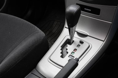 Otomatik vites kutusunun yakın görüntüsü. İç araba, otomatik vites kolu.;