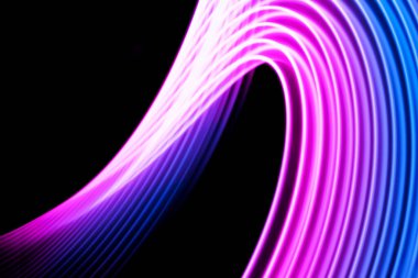 Renkli pembe ve mavi neon sarmal çizgiler. Mavi parlak ışık şekillerinin soyut arkaplanı. Poster, web sitesi, broşür, baskı için parlak çizgiler