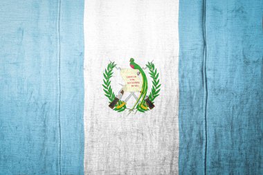 Guatemala 'nın ulusal bayrağı eski tekstil üzerinde boya renkleriyle tasvir ediliyor. Kumaş dokusu arka planında bayrak pankartı.