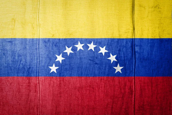 ベネズエラの国旗は 古い織物にペイント色で描かれています 生地の質感の背景に旗 — ストック写真