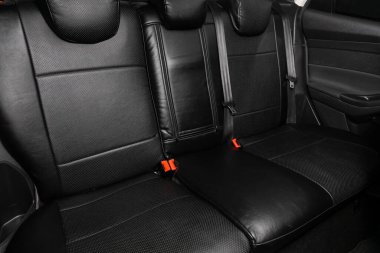 Novosibirsk / Rusya 25 Mayıs 2020: Ford Focus, emniyet kemerli siyah arka koltuklara yakın çekim. modern araba iç mimarisi