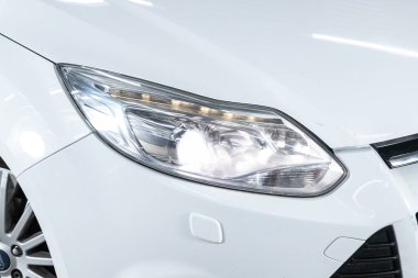 Novosibirsk / Rusya 25 Mayıs 2020: Ford Focus, dış görev. Modern araba ksenon lambasına yakın.