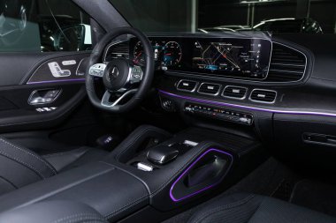 Novosibirsk / Rusya 28 Nisan 2020: Mercedes-Benz GLE-class, Prestige araba içi gösterge paneli, direksiyon simidi, hız göstergesi ve takometresi ile. Siyah deri iç döşeme 