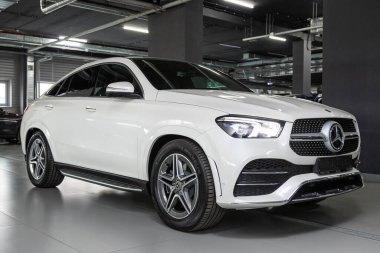 Novosibirsk / Rusya 28 Nisan 2020: beyaz Mercedes-Benz GLE-sınıfı, ön manzara. Almanya 'da otosalonda yapılan yeni lüks uzun geçiş  