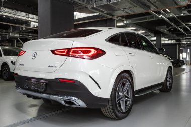 Novosibirsk / Rusya 28 Nisan 2020: beyaz Mercedes-Benz GLE sınıfı, arka görüş. Almanya 'da otosalonda yapılan yeni lüks uzun geçiş 