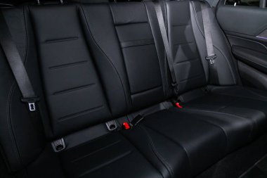 Novosibirsk / Rusya 28 Nisan 2020: Mercedes-Benz GLE-sınıfı, emniyet kemeri takılı siyah arka koltuklara yakın çekim. modern araba iç mimarisi