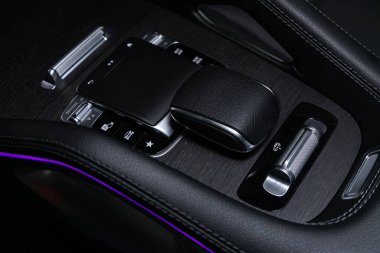 Novosibirsk / Rusya 28 Nisan 2020: Mercedes-Benz GLE-sınıfı, hızlandırıcı kolu ve düğmeleri yakın çekim. Arabanın otomatik vites kutusu, arabanın içi.