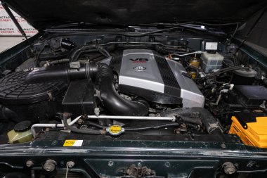 Novosibirsk / Rusya 28 Nisan 2020: Toyota Land Cruiser 100, araç motoru ön görüş detaylarını kapatın. İçten yanmalı motor, araba parçaları, ayrıştırma