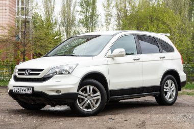 Novosibirsk / Rusya Mayıs 02, 2020: Beyaz Honda CR-V, sıcak bir yaz gününde dışarıda park edilmiş popüler bir cip arabası, ön manzara. 