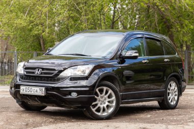 Novosibirsk / Rusya 2 Mayıs 2020: Siyah Honda CR-V, sıcak bir yaz gününde dışarıda park edilmiş popüler bir cip arabası, ön manzara. 
