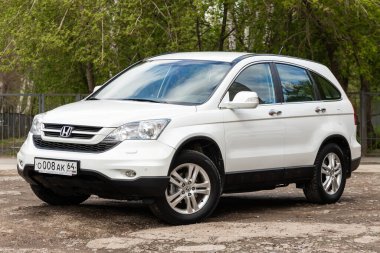 Novosibirsk / Rusya Mayıs 02, 2020: Honda CR-V, sıcak bir yaz gününde dışarıda park edilmiş popüler bir cip arabası, ön manzara 