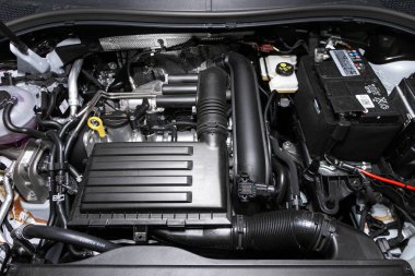 Novosibirsk / Rusya 15 Mart 2020: Volkswagen Tiguan, araba motoru ön görüş detaylarını kapatın. İçten yanmalı motor, araba parçaları, ayrıştırma