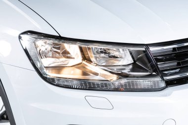 Novosibirsk / Rusya 15 Mart 2020: Volkswagen Tiguan, dış müfreze. Modern araba ksenon lambasına yakın.