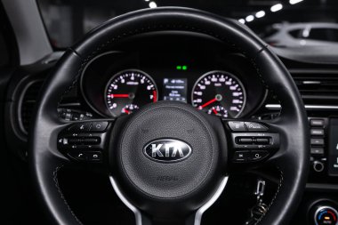 Novosibirsk / Rusya 23 Mart 2020: Kia Rio, yeni stil bir arabanın salonu, direksiyon, hız göstergesi, takometre ve diğer ayarlama düğmeleri olan gösterge paneli 