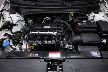Novosibirsk / Rusya 23 Mart 2020: Kia Rio, araba motorunun ön görüntüsünü kapatın. İçten yanmalı motor, araba parçaları, ayrıştırma