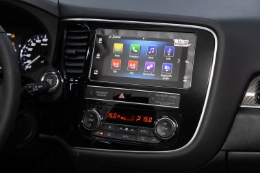 Novosibirsk / Rusya 25 Mayıs 2020: Mitsubishi Outlander, merkezi kontrol paneline yakın çekim, müzik ve radyoyla izleme, havalandırma, klima, oyuncu.  
