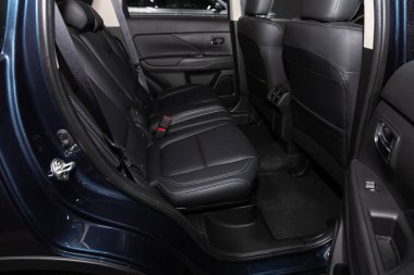 Novosibirsk / Rusya 25 Mayıs 2020: Mitsubishi Outlander, emniyet kemerli siyah arka koltuklara yakın çekim. modern araba iç mimarisi