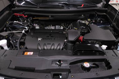 Novosibirsk / Rusya 25 Mayıs 2020: Mitsubishi Outlander, araba motorunun ön görüntüsünü kapatın. İçten yanmalı motor, araba parçaları, ayrıştırma