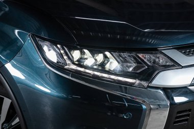 Novosibirsk / Rusya 25 Mayıs 2020: Mitsubishi Outlander, dış görev. Modern araba ksenon lambasına yakın.