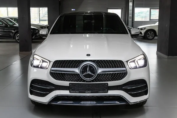 Novosibirsk / Rusya 28 Nisan 2020: beyaz Mercedes-Benz GLE-sınıfı, ön manzara. Almanya 'da otosalonda yapılan yeni lüks uzun geçiş 