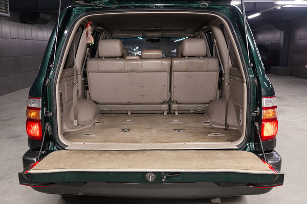 Новосибирск / Россия 28 апреля 2020 г.: Toyota Land Cruiser 100, крупный план открытого багажника, фары, бампер, вид спереди. Внешний вид современного автомобиля
 