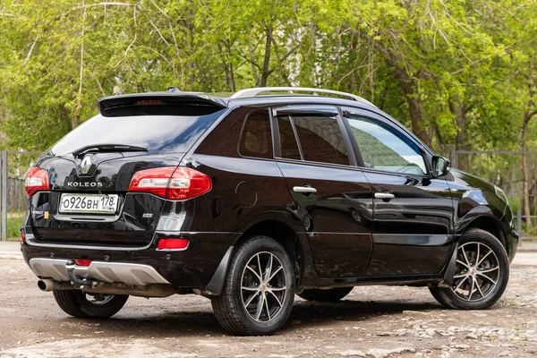 Novosibirsk Russia 2020 Black Renault Koleos 인기있는 크로스오버카 여름날 백미러 — 스톡 사진