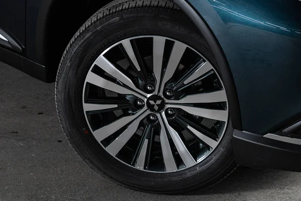 Novosibirsk Russia 2020 Mitsubishi Outlander Aly Wheel 클로즈업 노보시비르스크에 주차장에 — 스톡 사진