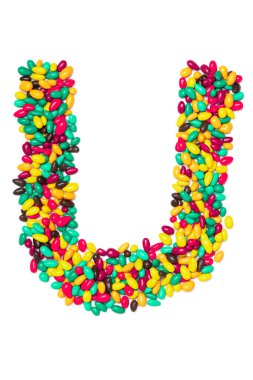 İngiliz alfabesinin U harfi çok renkli yuvarlak çikolatalardan beyaz izole bir zemin üzerinde. Çocuk şekerinden yapılmış yemek deseni. Çocuklar için parlak alfabe tasarımı