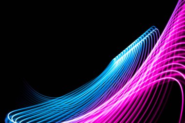 Soyut gökkuşağı neon ışıklı çizgi desenleri. Renkli neon ışıklı şekillerin koyu arkaplanı
