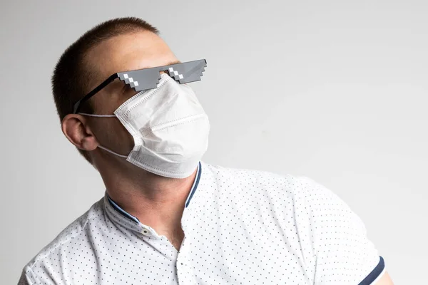 Mladý Muž Nosí Sluneční Brýle Masky Aby Zabránil Znečištění Ovzduší — Stock fotografie