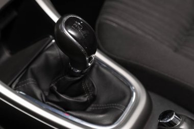 Novosibirsk / Rusya 11 Nisan 2020: Opel Astra, manuel şanzıman şanzıman kolunu kapatın. Hızlandırıcı sapı ve yeni bir arabanın düğmeleri. 