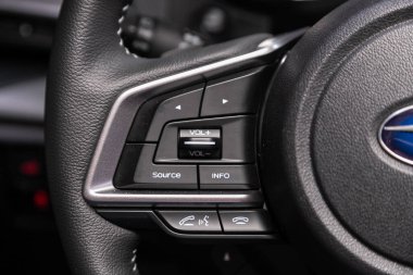Novosibirsk / Rusya Haziran 06: Subaru Forester, hızlı kontrol telefonu, müzik ve diğer işlevler için çok fonksiyonlu yeni siyah direksiyon simidi