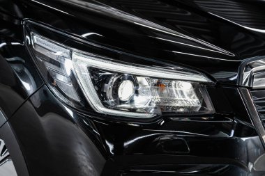 Novosibirsk / Rusya Haziran 06 2020: Subaru Forester, siyah SUV 'nin güzel, temiz farları