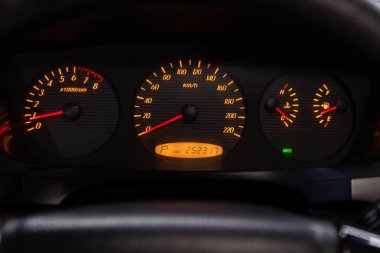 Novosibirsk / Rusya 10 Haziran 2020: SsangYong Rexton, yuvarlak hız göstergesi, 252 bin kilometre menzili, takometre, far sembolü