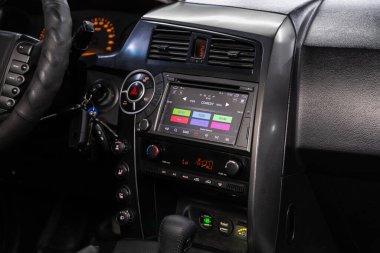 Novosibirsk / Rusya 10 Haziran 2020: SsangYong Rexton, merkez panele yakın çekim, müzik ve radyo ile izleme, havalandırma, oyuncu 