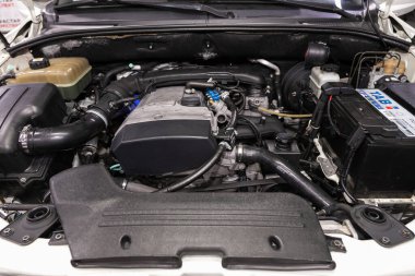 Novosibirsk / Rusya 10 Haziran 2020: SsangYong Rexton, araba motoru ön görüş detaylarını kapat. İçten yanmalı motor, araba parçaları, ayrıştırma