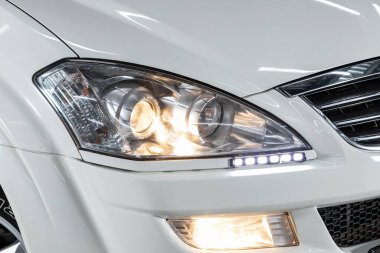 Novosibirsk / Rusya 10 Haziran 2020: SsangYong Rexton, Ayrıntılı arabanın güzelliği: beyaz SUV 'nin temiz farları