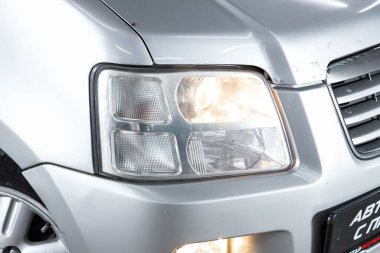 Novosibirsk / Rusya 10 Haziran 2020: Suzuki Wagon R Solio, Ayrıntılı arabanın güzelliği: gümüş SUV 'nin temiz farları
