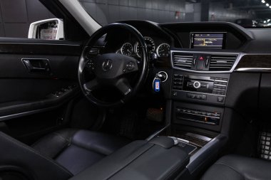 Novosibirsk / Rusya 28 Nisan 2020: Mercedes Benz E-sınıfı, konsol, direksiyon, hız göstergesi ve takometresi olan prestij araba içi. Siyah deri iç döşeme 