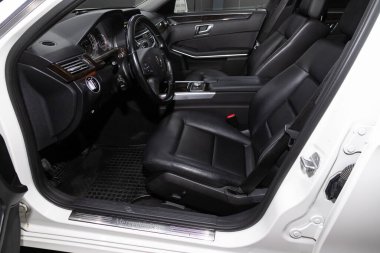 Novosibirsk / Rusya 28 Nisan 2020: Mercedes Benz E-sınıfı, konsol, direksiyon, hız göstergesi ve takometresi olan prestij araba içi. Siyah deri iç döşeme 