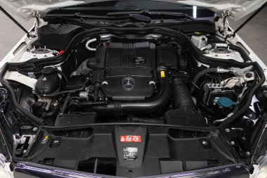 Novosibirsk / Rusya 28 Nisan 2020: Mercedes Benz E-sınıfı, araba motorunun detaylarını kapat, ön görüş. İçten yanmalı motor, araba parçaları, ayrıştırma