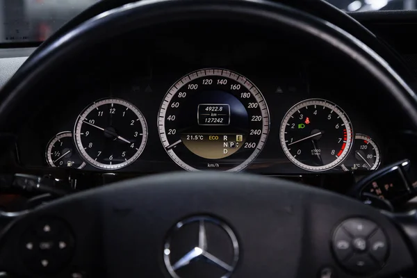 Novosibirsk Russia 2020 Mercedes Benz Class Speedometer Odometer Tachometer 헤드라이트 — 스톡 사진