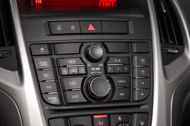 Novosibirsk / Rusya 11 Nisan 2020: Opel Astra, ses stereo sistemi, kontrol paneli ve modern bir otomobil CD 'si