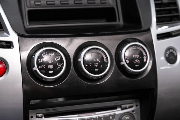 2020年4月2日 俄罗斯Novosibirsk Mitsubishi Pajero Sport Close Instrument Car Panel Climat — 图库照片